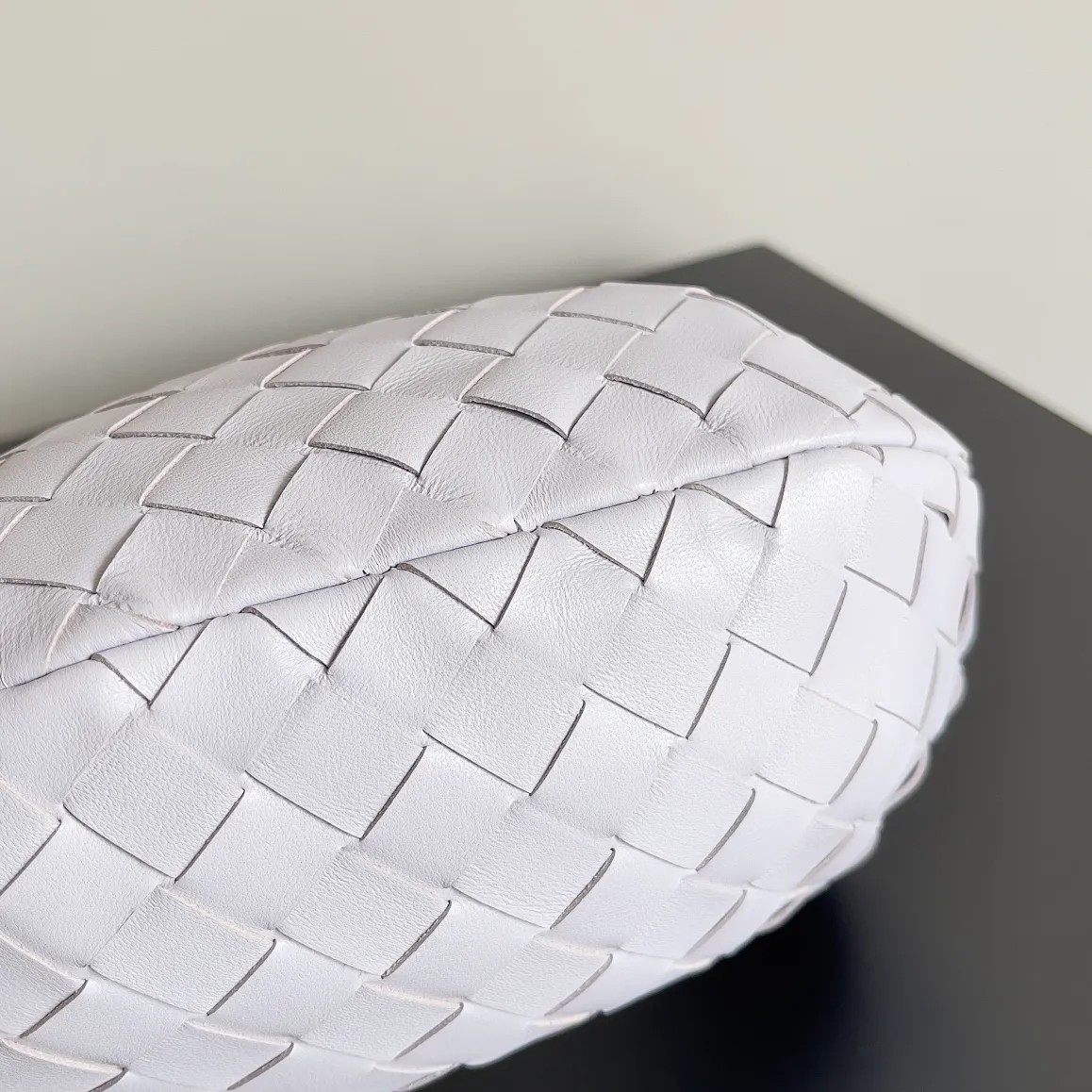 Batch 1120 Bottega veneta͙.——The latest braided and knotted hobo🔥 The top-grade lambskin leather is very soft, the bag shape is unique, practical and durable. It retains the traditional weaving elements while being a bit more flamboyant ~ Made of hand-woven sheepskin, zipper opening and closing, curved seamless structure, effortless to match. Highly recommended⚠️⚠️⚠️ The highest-end in the market🌈 Welcome to compare [Factory equipped with full package] size: 23x15x5cm.   Model: 651876